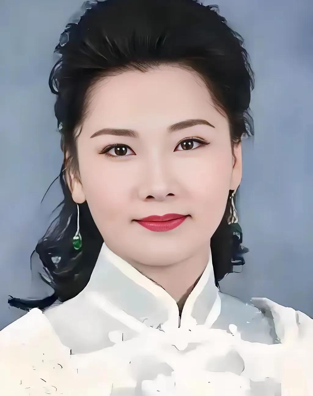 感觉她比朱琳还要美，更有东方美女的韵味，你知道她是谁吗？
