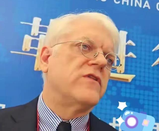 一位长期在中国生活工作的美国教授忽然很疑惑地表示：自己在中国生活多年，对中国人很