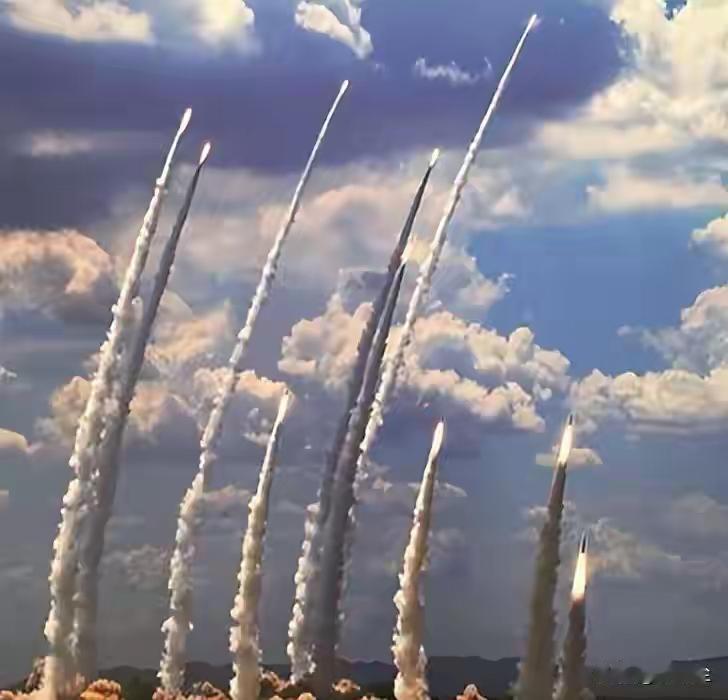 震撼网友！火箭军10套发射架同时起竖！这还只是火箭军的一个连队而已！00号发射