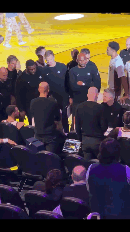 赶走格林，勇士立刻打出一波16-3。第二节暂停时，格林对科尔挥臂怒吼，直接