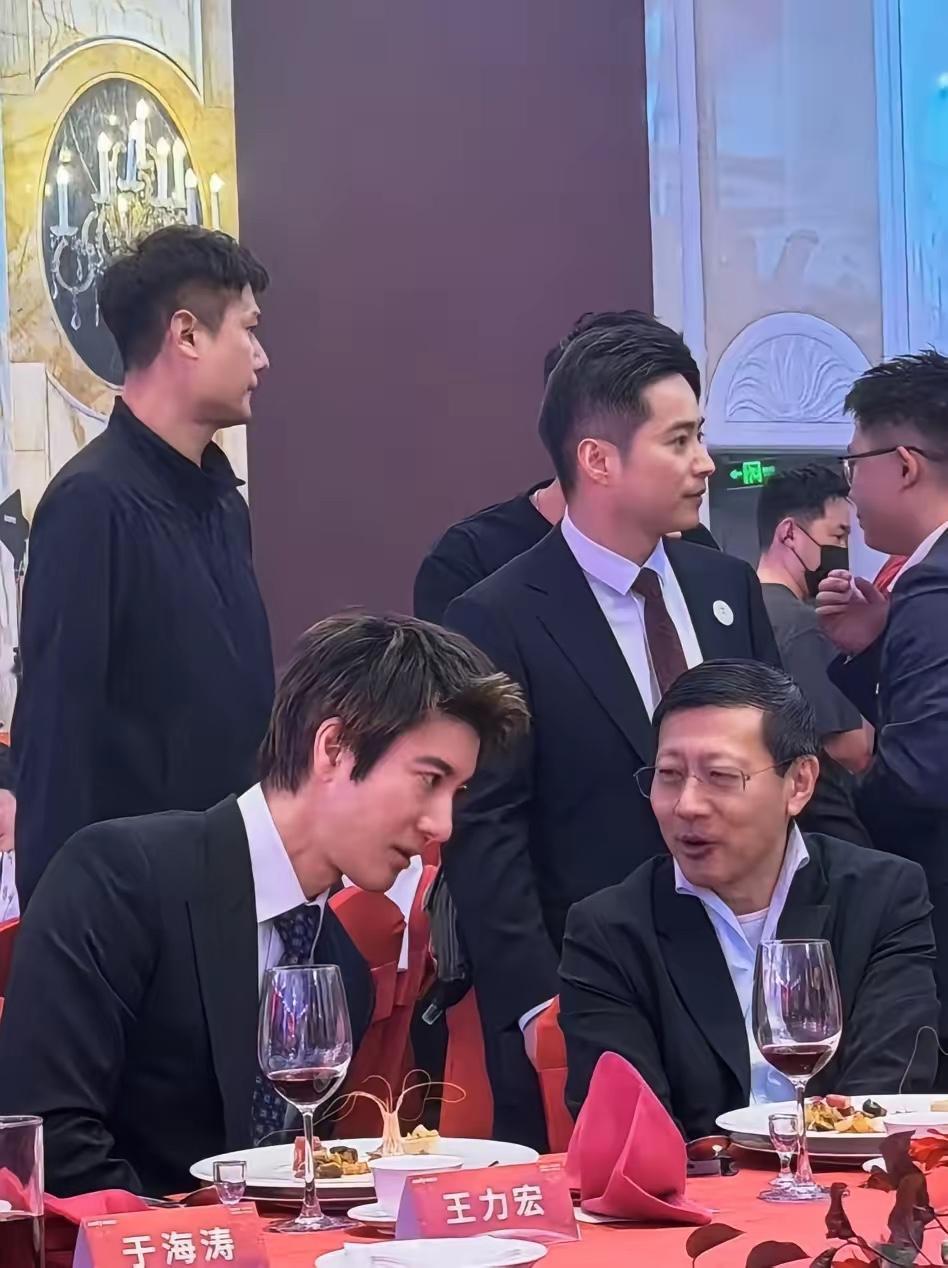看到一张照片饭桌上的王力宏，不愧是大明星啊无论是身材、颜值和气质都是非常出众