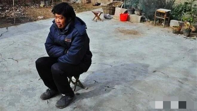 村里这光棍的操作，荒唐得让人心里发堵！五保户没批下来，他竟偷偷点了一亩秸秆