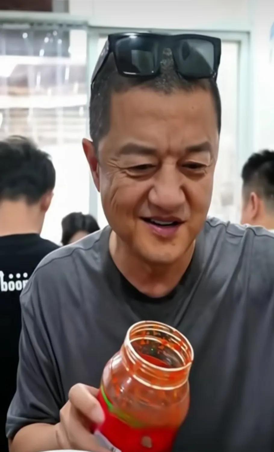 李亚鹏满脸沧桑，像个老太。有人说一个一线男青年不该去追求一个二婚的寡妇，运气让