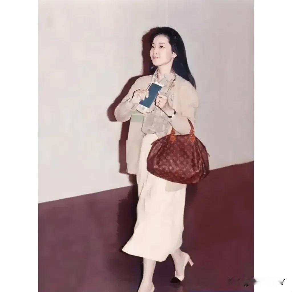 这张照片展现出了一代歌后邓丽君上世纪80年代初在机场贵宾走廊匆匆赶飞机时的情景，