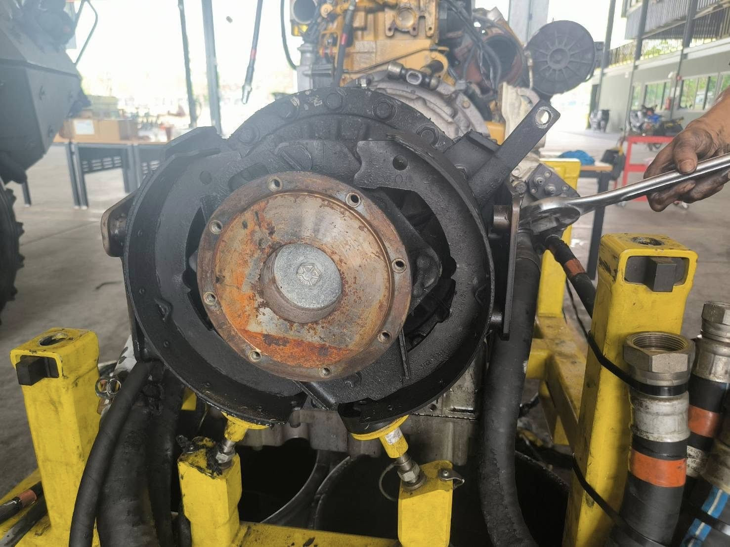 一辆泰国陆军的“斯崔克”轮式装甲车因为发动机舱过热，导致部分系统损坏，来自美国通