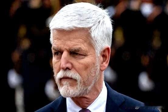 捷克总统发出警告！12月7日，捷克总统彼得·帕维尔在接受《星期日泰晤士报》采