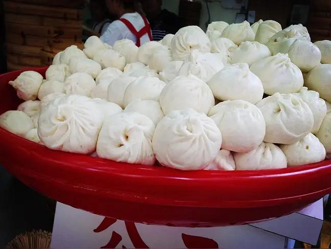 破防了。一名大三女生去包子铺打了52天暑假工。结账这天，老板娘把工资如数结给了她