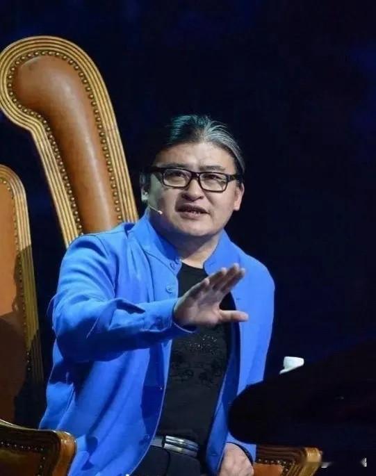 刘欢的股骨头坏死，到底是长期喝酒引起的，还是基因问题？熟悉刘欢的人都知道，他早年体型偏胖，三高问题也