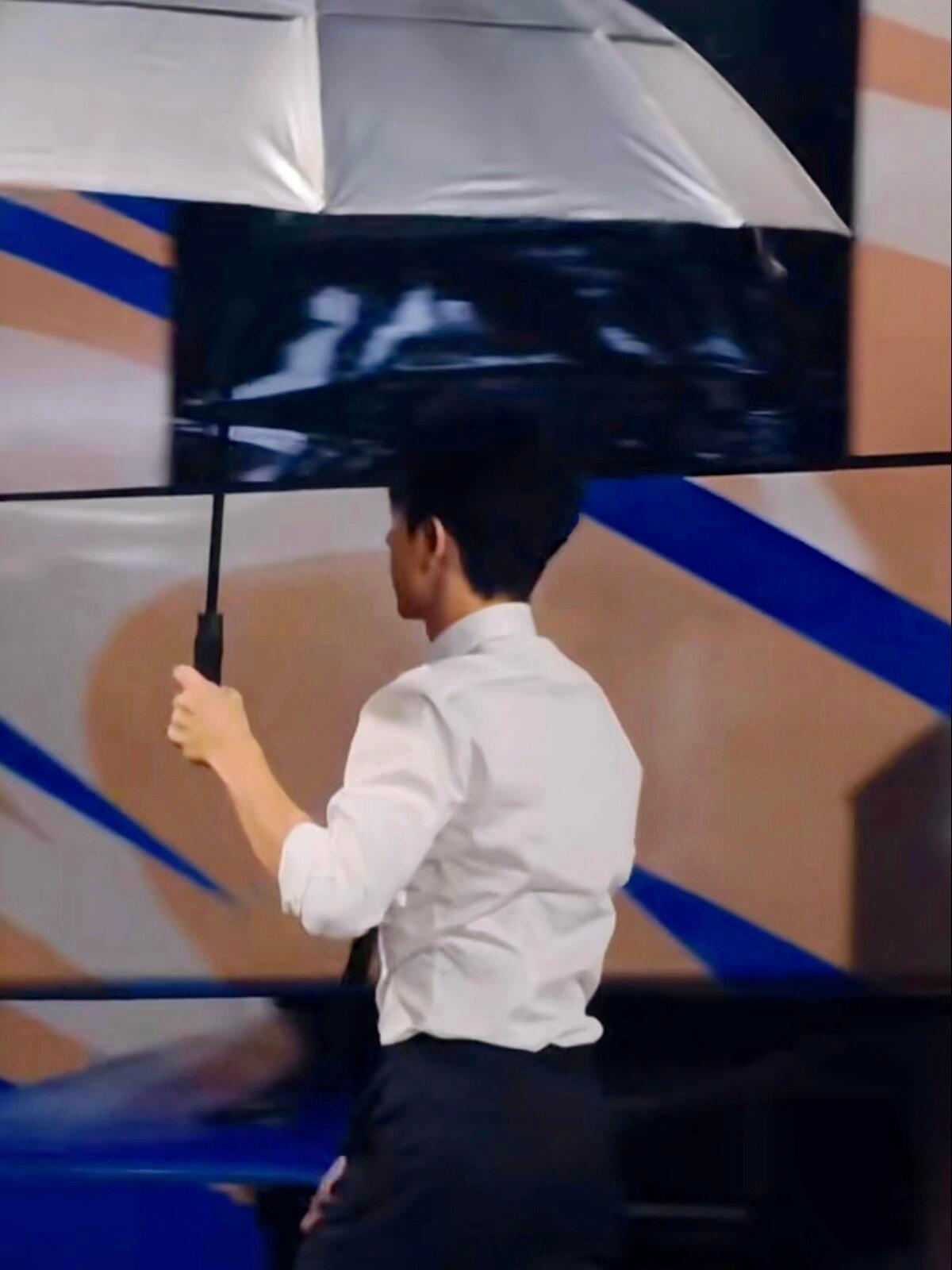 李现走戏的时候就是李现本现，可可爱爱这套白衬衣西装裤太懂事！撑伞的手臂、宽肩