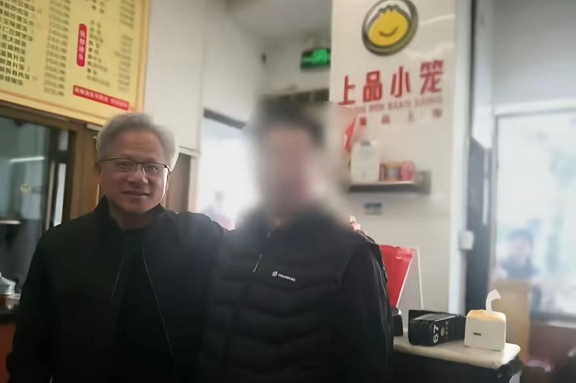 这个店家是懂流量的黄仁勋刚光顾这家小笼包店，老板就迅速推出了“黄仁勋同款套餐”。