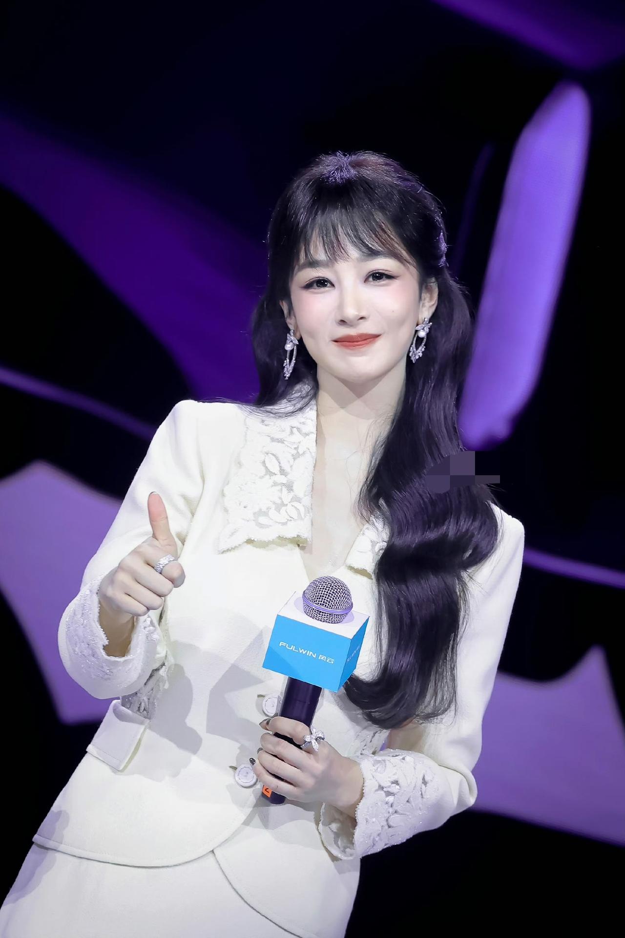 杀青不到24小时就直奔重庆！杨紫作为奇瑞全球代言人，亮相风云A9L发布会