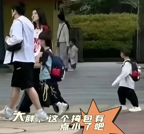 梁靖崑想要闺女，看来老二是意外呀！和媳妇奚美丽拉着大儿子往前走，小儿子孤零零
