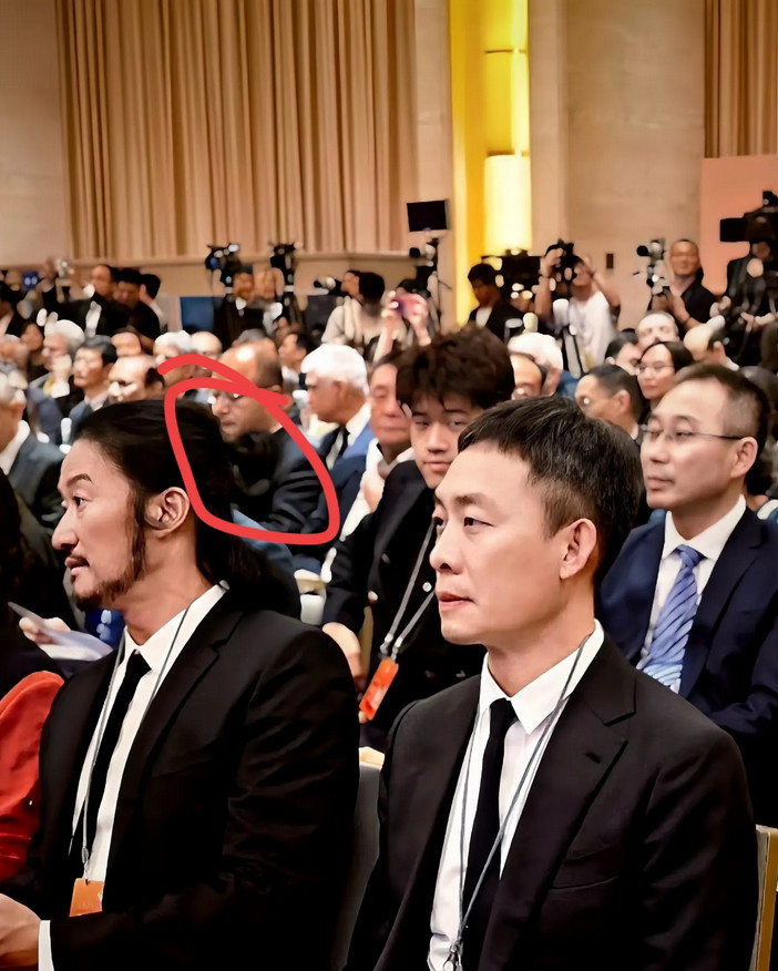 大家发现没？吴京变了。他曾说最讨厌儿子学非主流，还公开表示反感小鲜肉，一直以