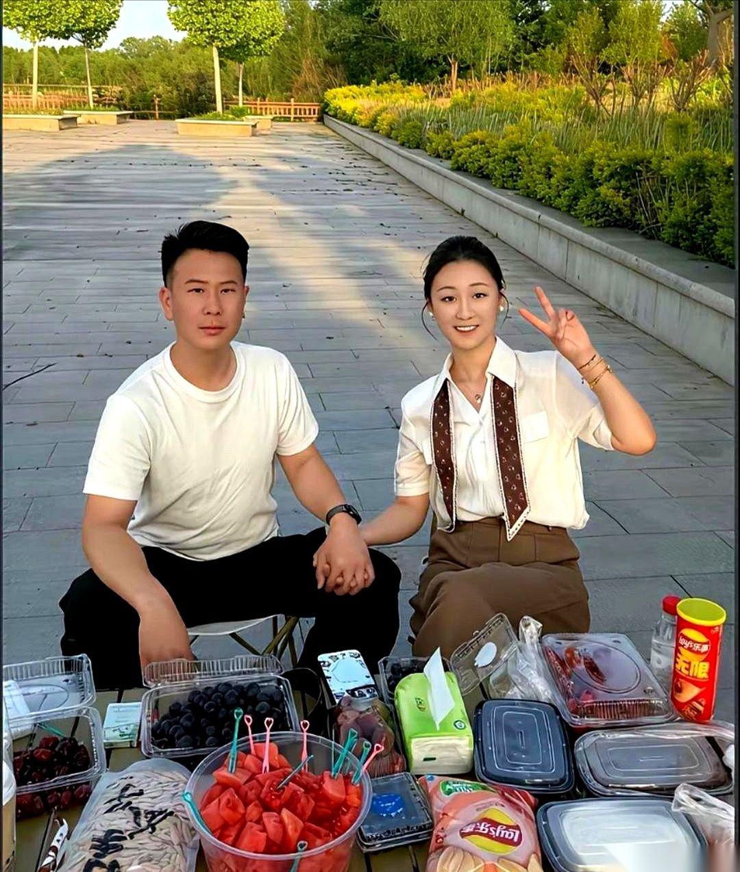 陈亚男露面了。这次没有聚光灯，没有长枪短炮，只有一片没过脚踝的草地，和一套折叠桌
