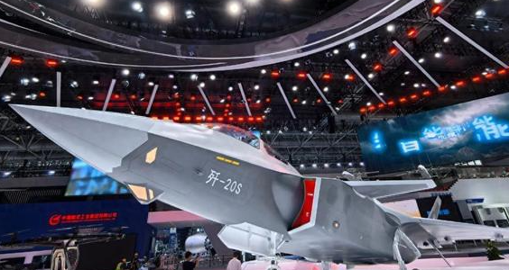 俄媒炸了：中国空军接收世界上第一架第五代双座战斗机！