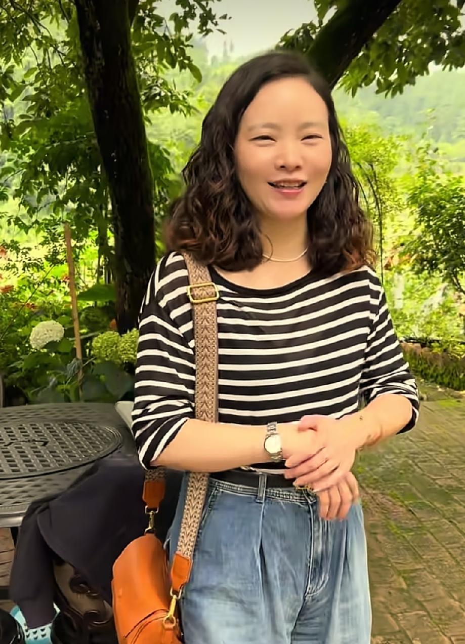 阿龙游四方在云南当地为海哥打理了一处清幽静谧的农家民宿，安顿好一行人日常起居。次