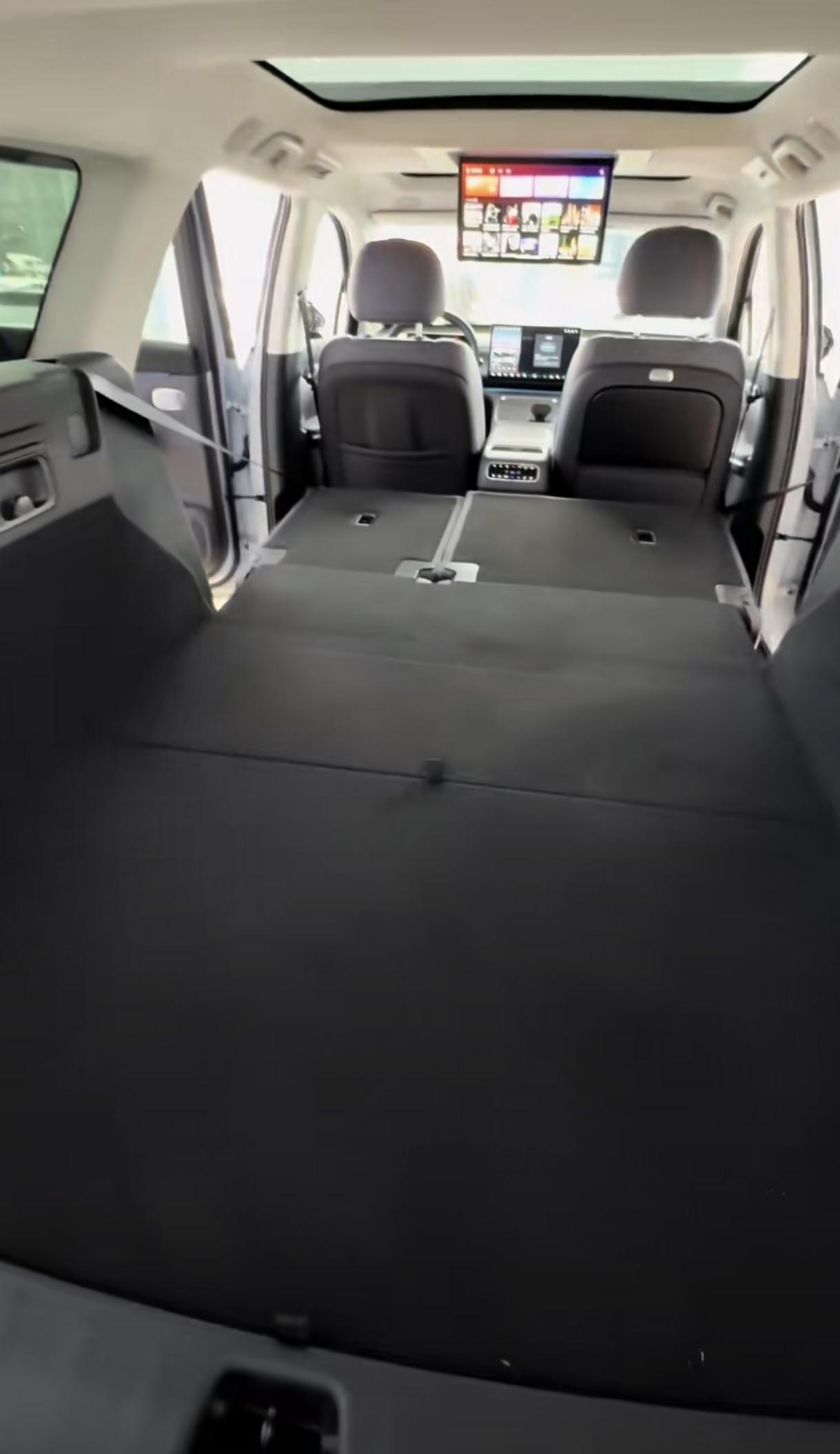 这是什么车，后排放倒，妥妥一张大床房。