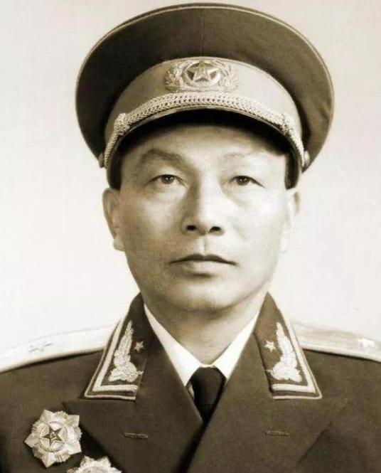 1979年，杭州万人公审现场，四名法警死死摁住一个年轻壮汉，他仍在拼命挣扎。谁能