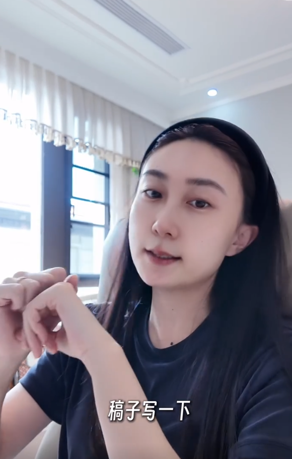 清华大学研究生毕业的水均益女儿水亦诗分享在家带娃上班日常，水亦诗开心写到：“不坐班的妈妈，到底过的有