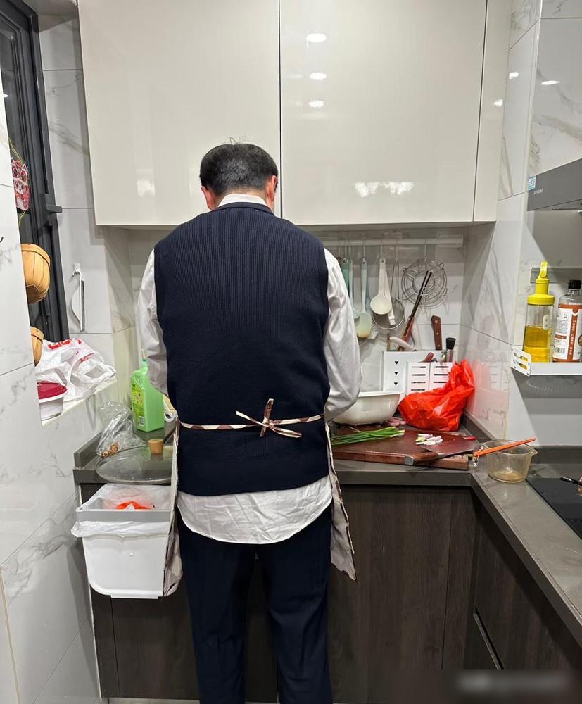 我老婆的亲妹妹，我亲小姨子，今天晚上从石家庄回到邢台，来我家住一晚上，明天上午回