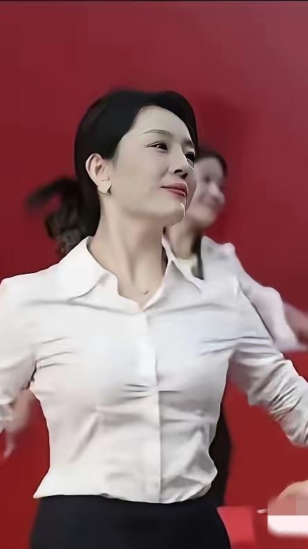 在自媒体时代，既是人人皆能戴上主角光环的美好时代，也是主角要时刻准备着承担毁誉参