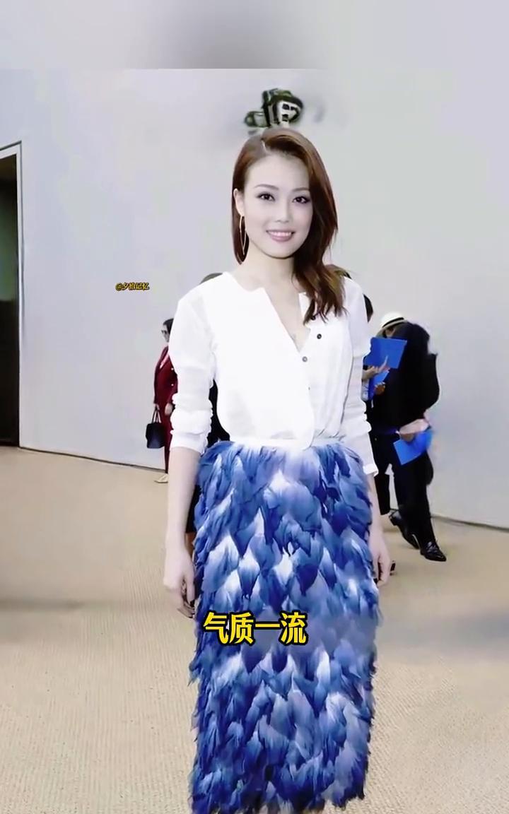 容祖儿这身羽毛裙子很适合她，笑容甜美，气质一流，妥妥的女神一枚。浑身充满着一股魅