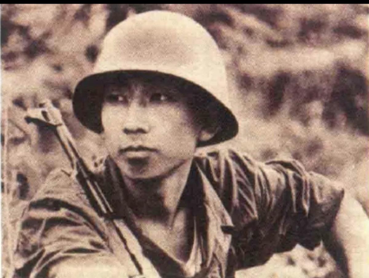 1985年，老山战场上，20岁的小战士被炮弹炸伤，眼看敌人正冲了过来。他放下枪，