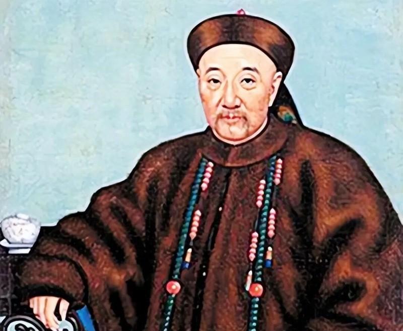 1885年，病危的胡雪岩对九姨太说：我死后葬礼上会来一个戴铁帽子神秘人，你到时剪