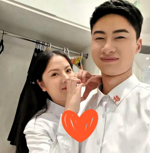 我极度怀疑，庞众望的女朋友，她是不是提前知道了剧本？从她之前的种种操作，很难