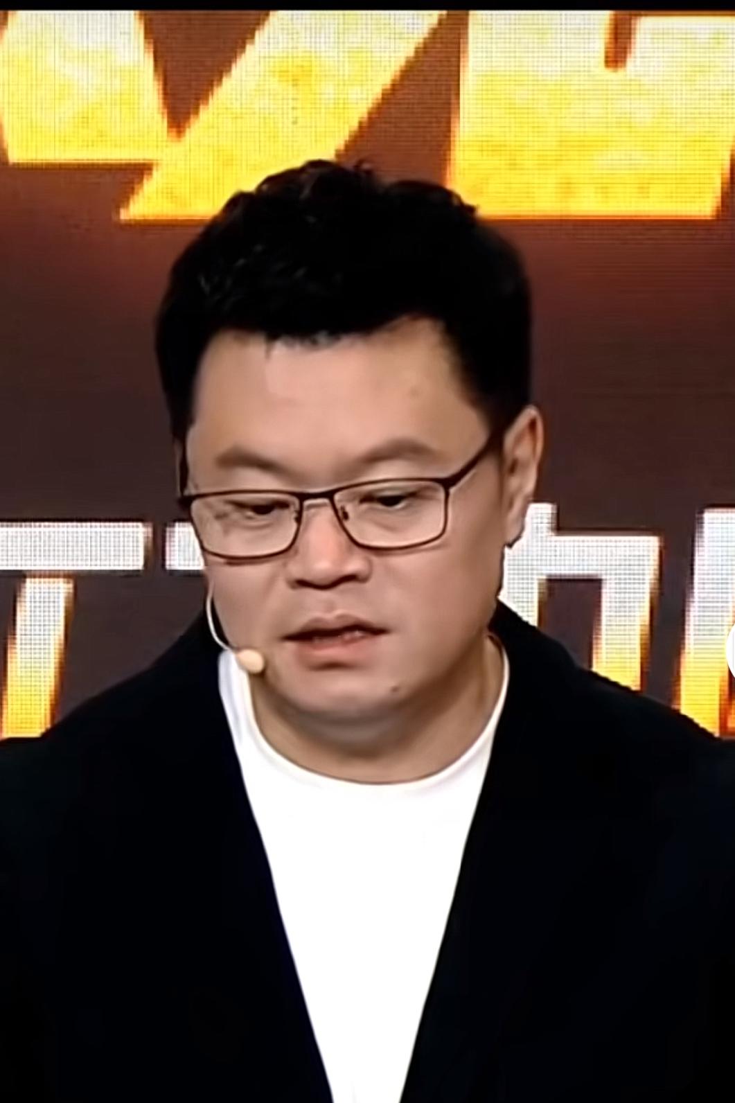 国乒前辈侯英超解说时特别形象，他表示：乒乓球是圆的，什么事情都可能发生。