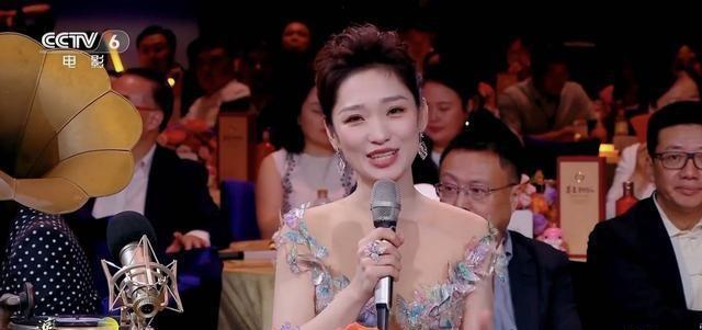 董卿“接班人”终于亮相了！9月28日备受瞩目的大湾区晚会上，32岁蓝羽稳站C位脱