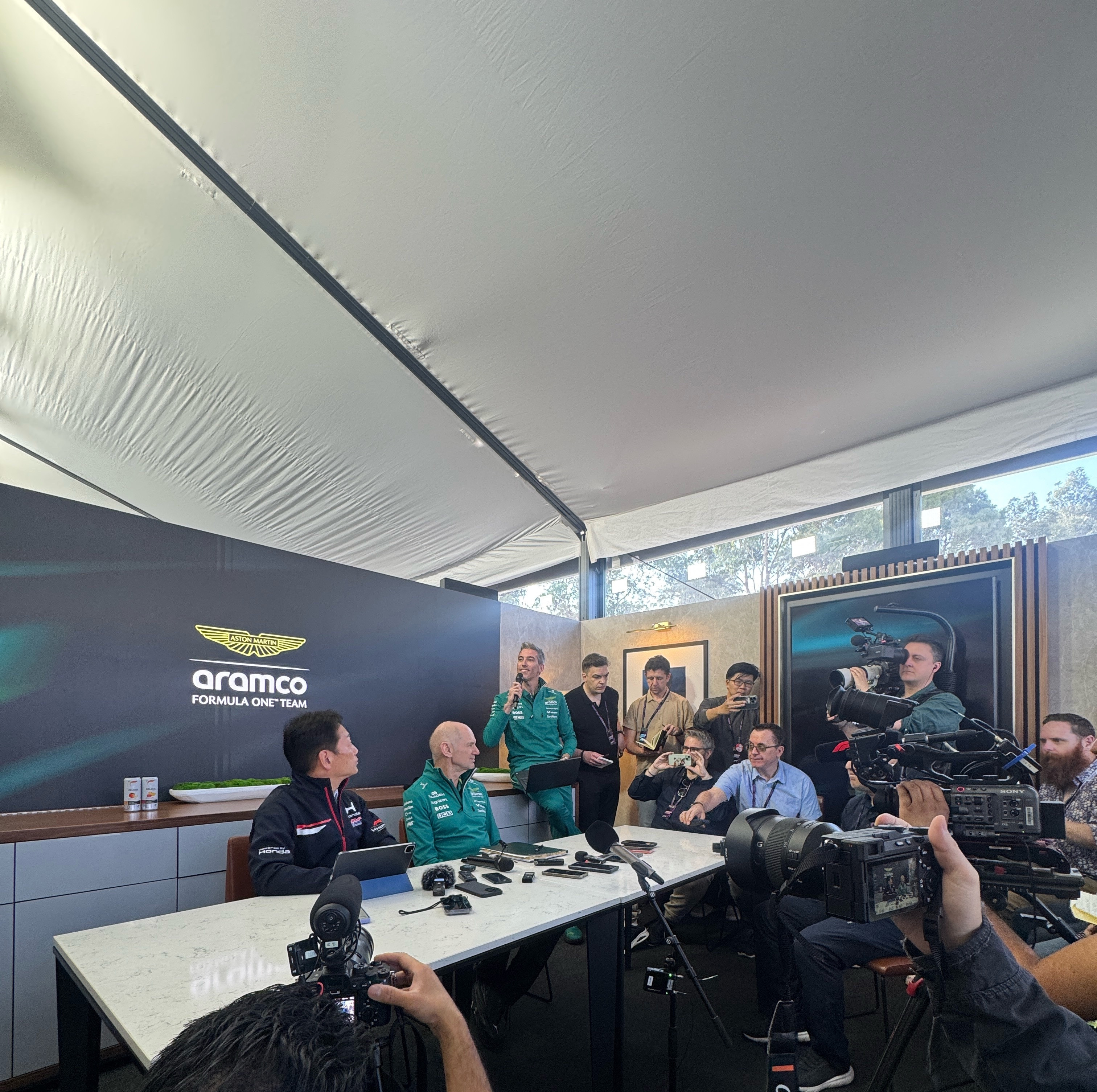 f1纽维表示，由于AMR26赛车的震动问题非常严重，并且已经对车手身体造成了影