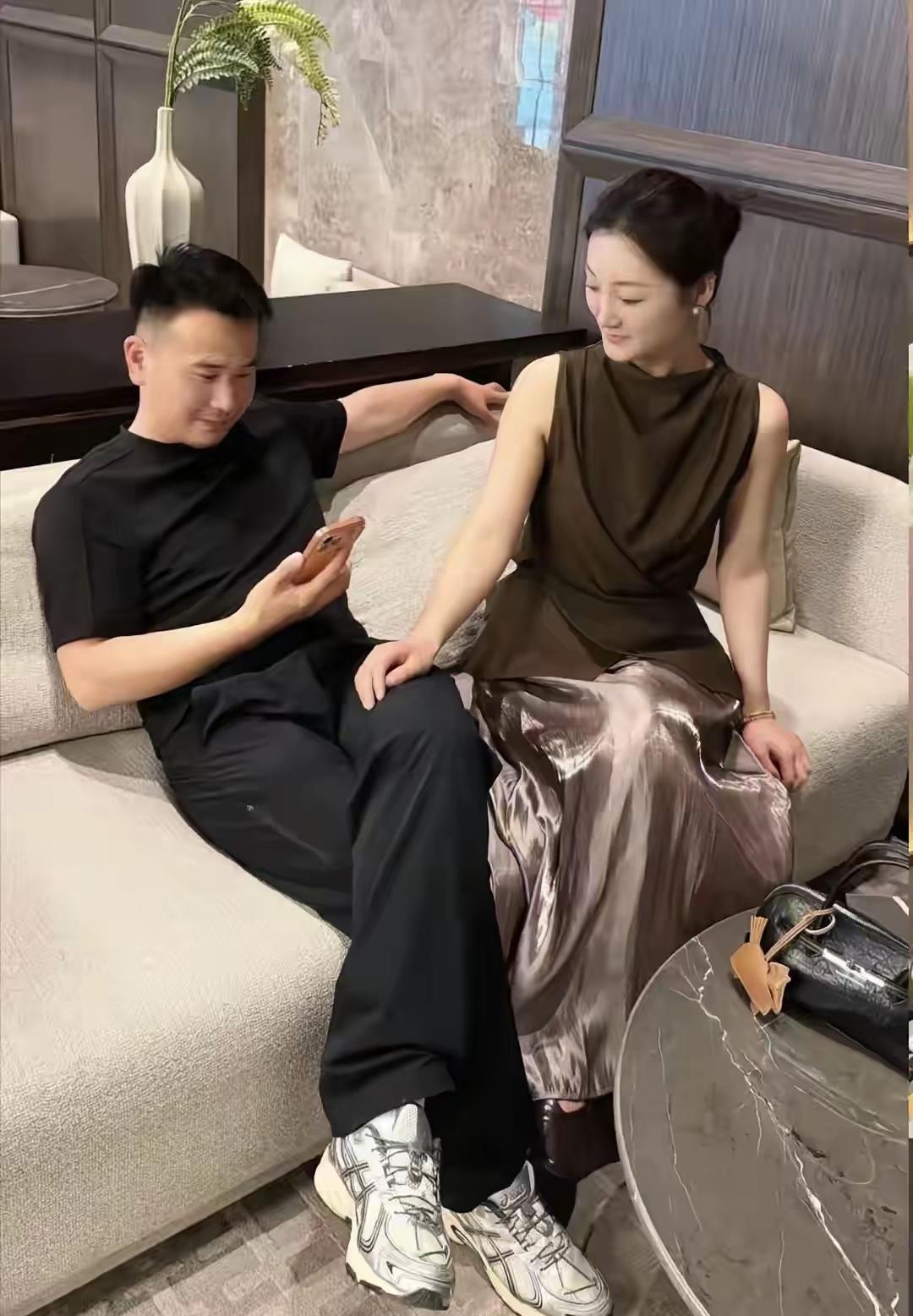 遇到自己喜欢的就是不一样，陈亚男可没这样稀罕过朱小伟！男朋友玩手机，陈亚男把手温