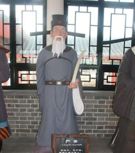 1562年，严嵩倒台的前一夜，他正颤抖着写乞归奏折，而徐阶对儿子演了一出戏：“混