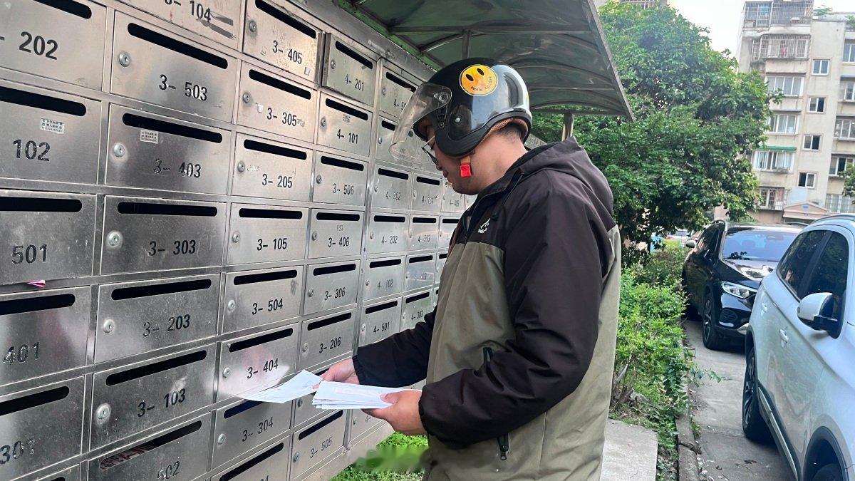 扎根宁波的小伙身兼三份工奋力打拼生活在宁波奋斗的河南信阳男子杨宗浩。35岁的他