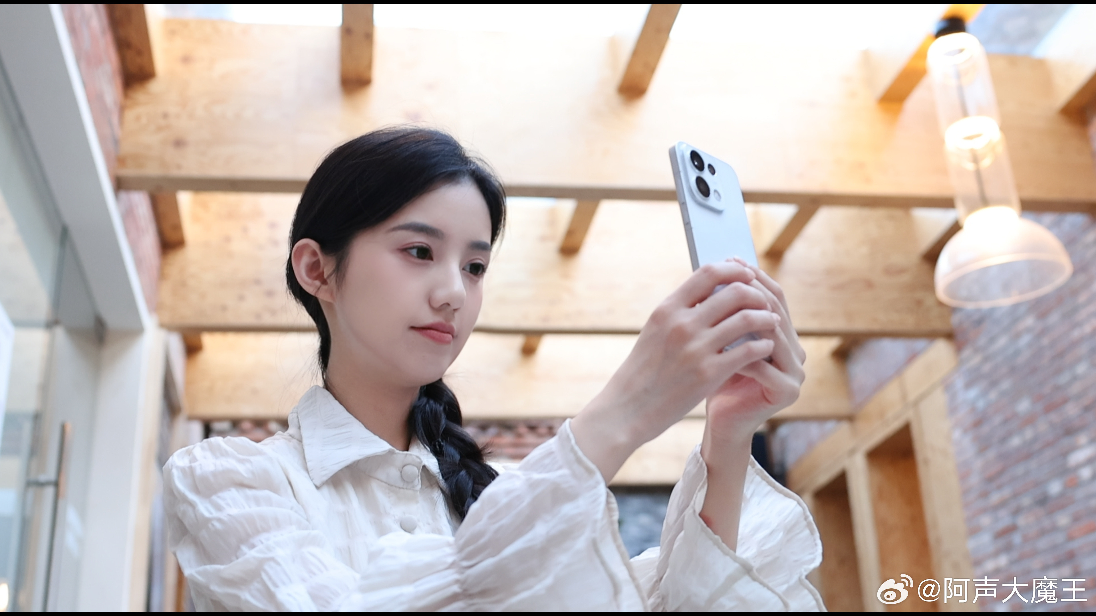 OPPOReno16Pro这次的外观，真的很难不夸。怦然星动这个配色不简单，