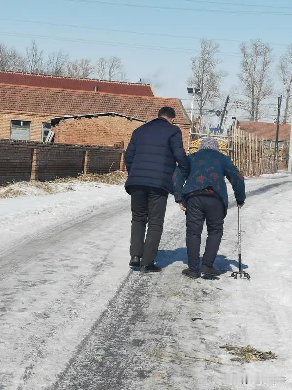 姥爷去世了大姨二姨三姨都在陪陵谢孝不幸的是二姨的婆家打来电话说二姨的婆婆去世