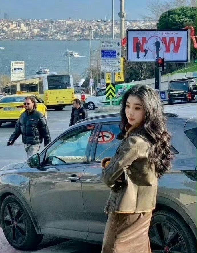 易梦玲把大都市拍成小县城，结果P图后瞬间变洋气了