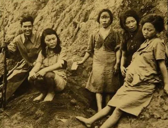 抗战中，15岁的黄有良在田里干活，被日军发现，两个日军上来就扒她的衣服。突然，一