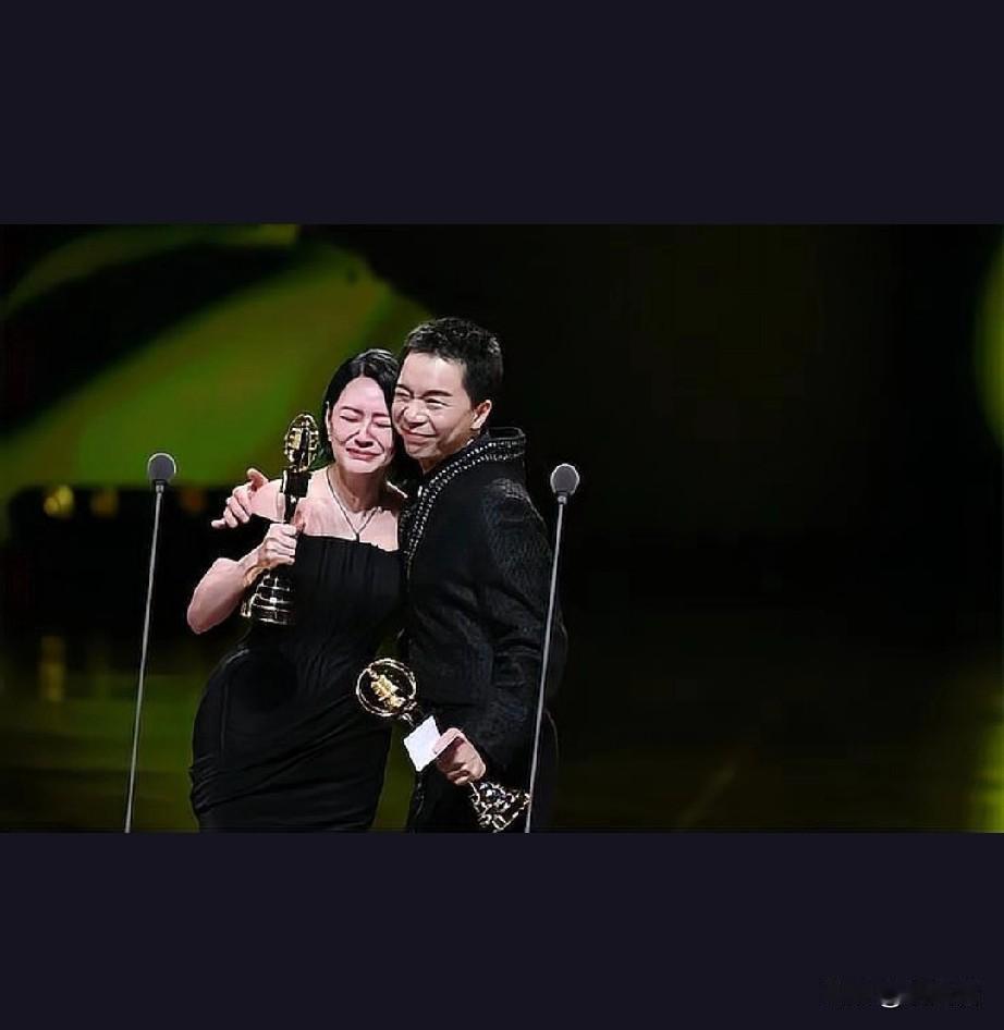 小S在金钟奖上戴着姐姐大S的骨灰项链复出，这一举动引发了巨大争议和关注。202