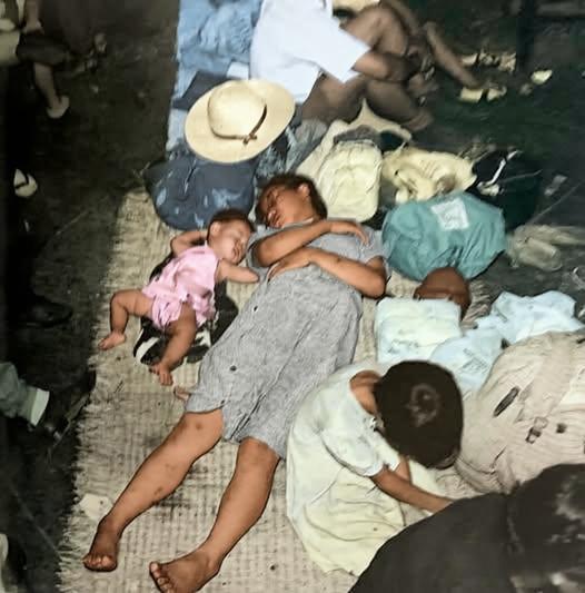 1946年，东京上野车站里，遣返难民横七竖八地挤在粗糙的草席上，几乎没有一丝空隙