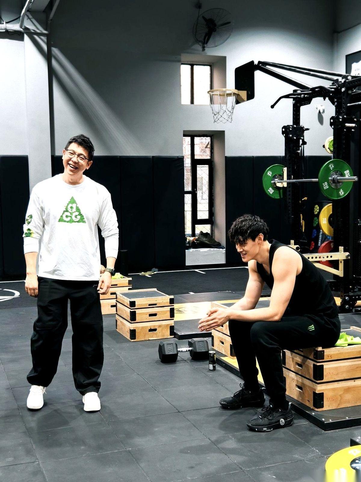 一个职业篮球运动员，12月份了，没球打。这事儿放谁身上都得急疯了吧？可主角是