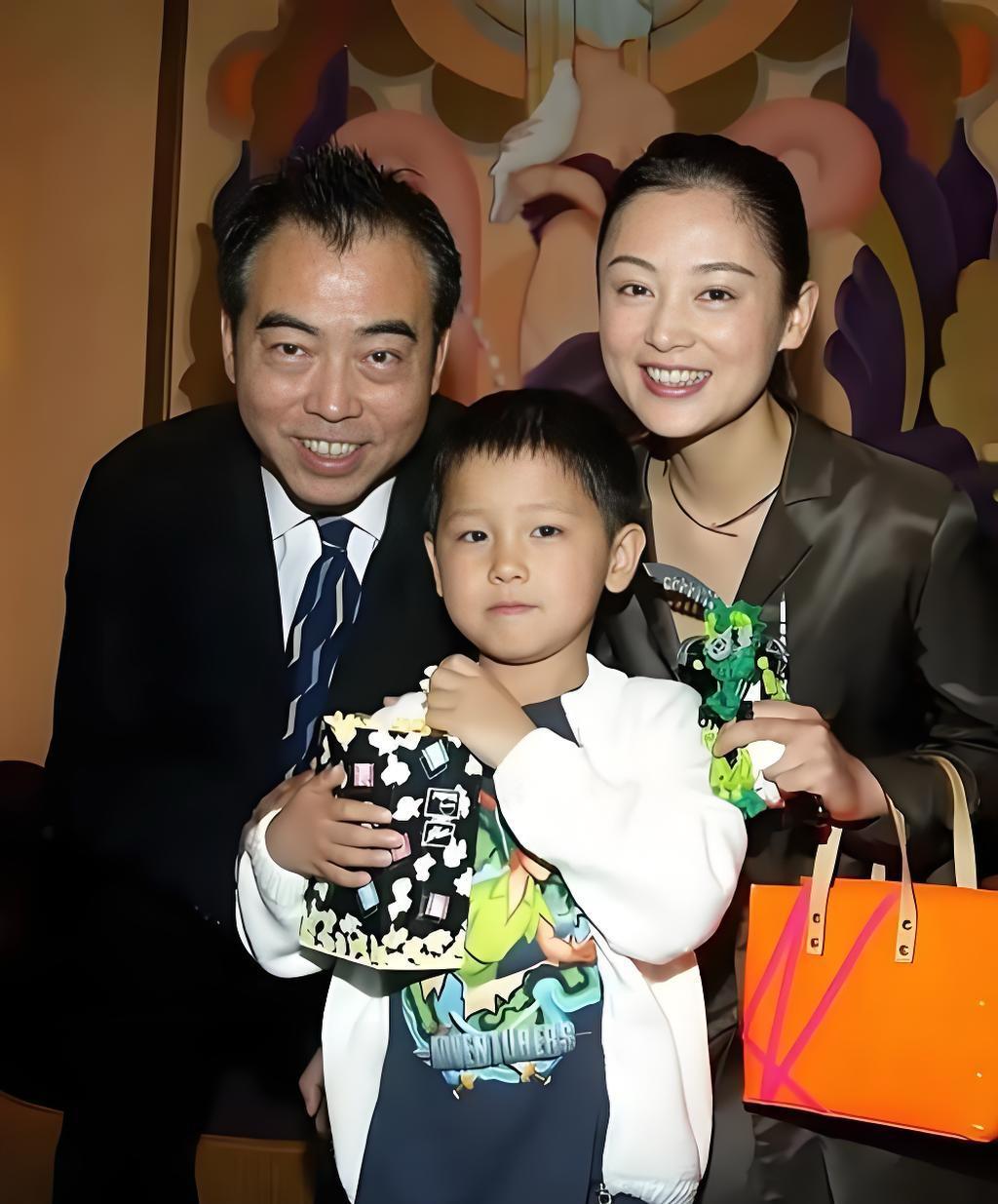 #老照片#2003年，著名导演陈凯歌及夫人陈红、儿子，聚在一起的幸福时光。