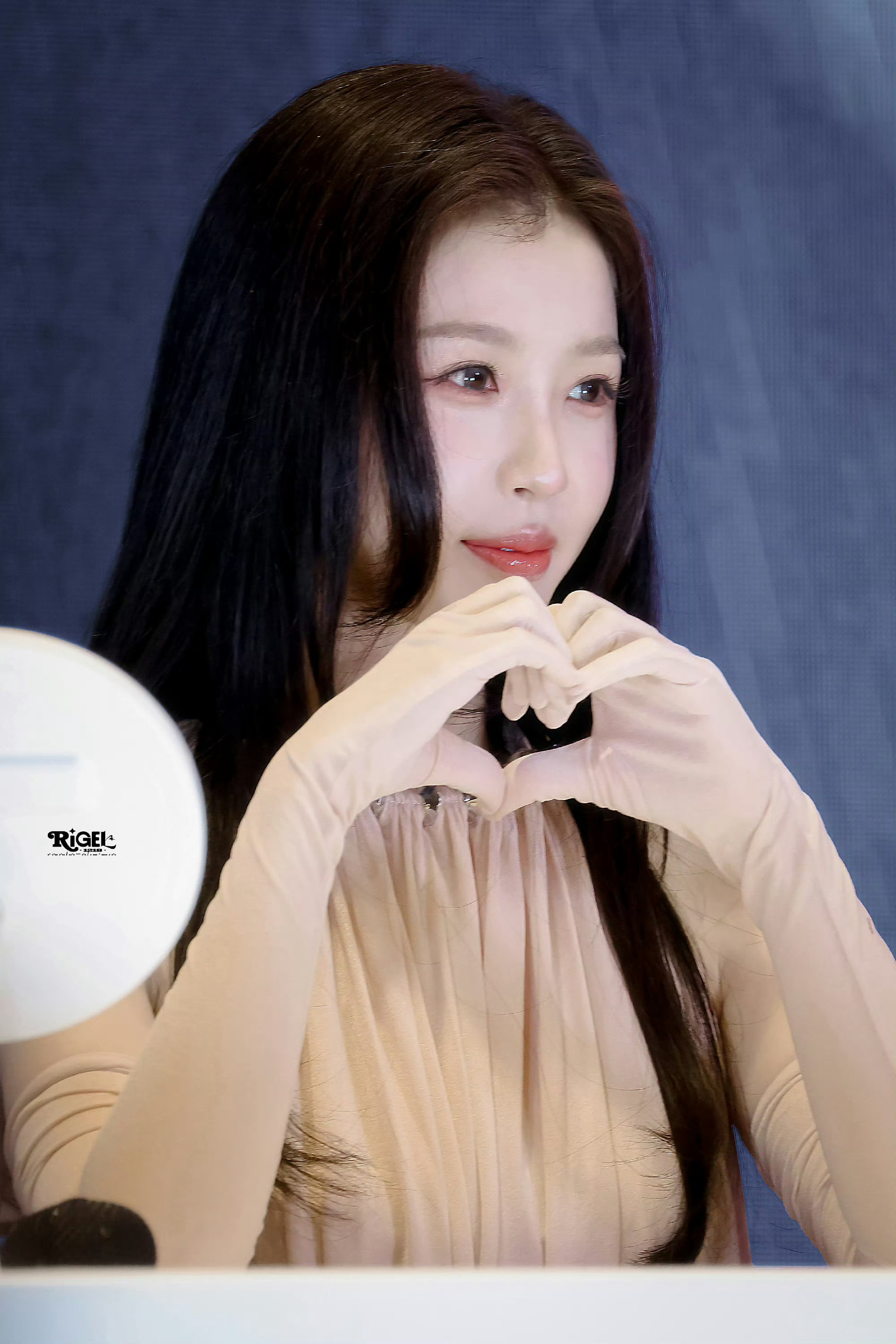 虞书欣今天签售会竟然是带了手套和粉丝互动换其他爱豆这样来这样会被骂死吧虞书欣签售