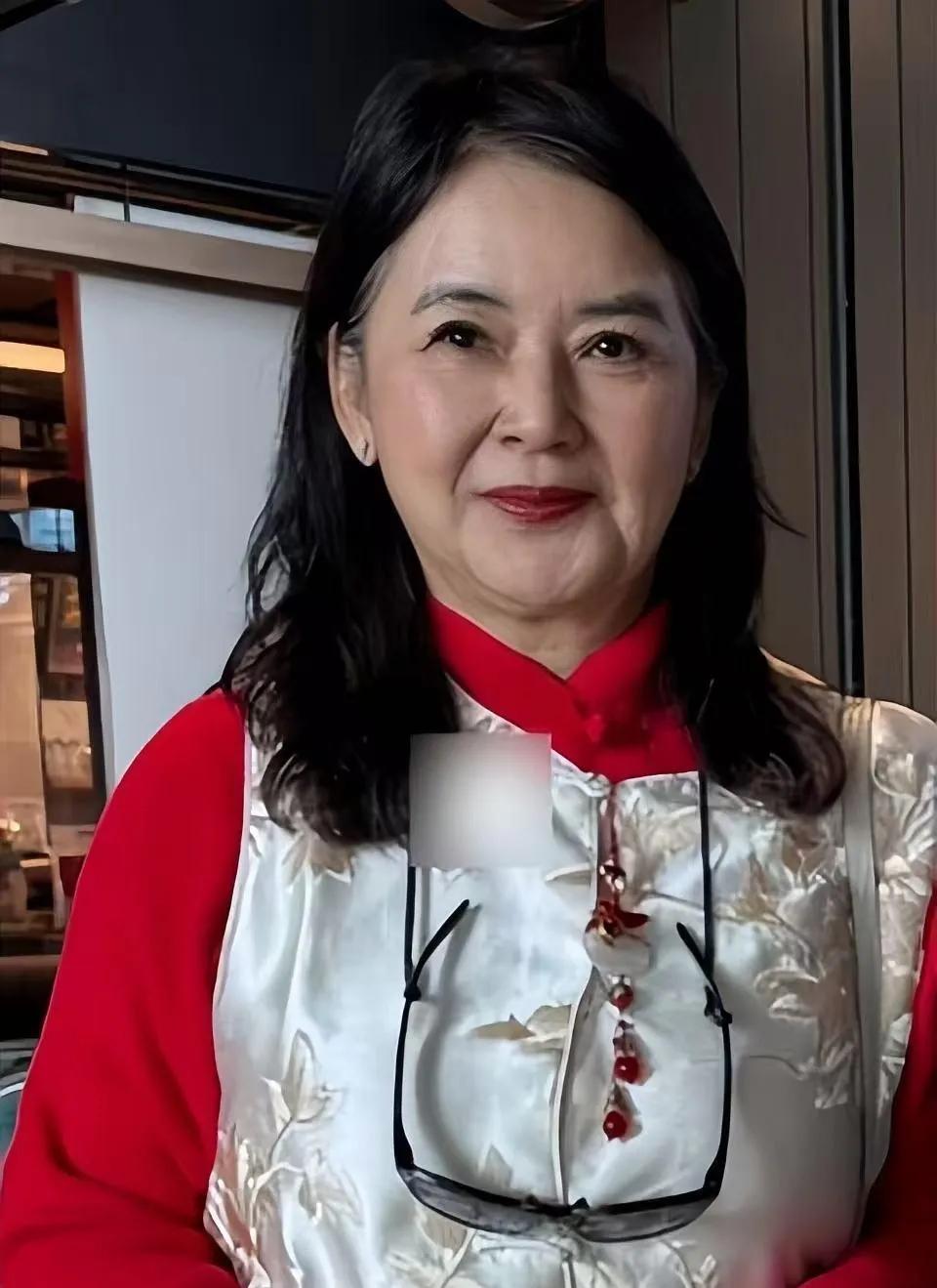 图中这人好面熟啊！太像林青霞了！一查才知道是孙俪的亲戚，演员胡慧中！1