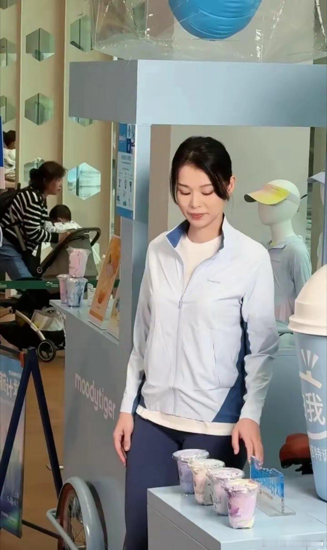 港姐胡杏儿惊现浦东嘉里城，果然毫不费力的美才更有杀伤力！​​​
