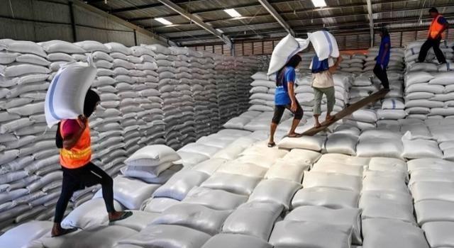 印尼公开喊话中国，印度尼西亚宣布开始推介以离岸人民币计价的债券，在财政状况引发担