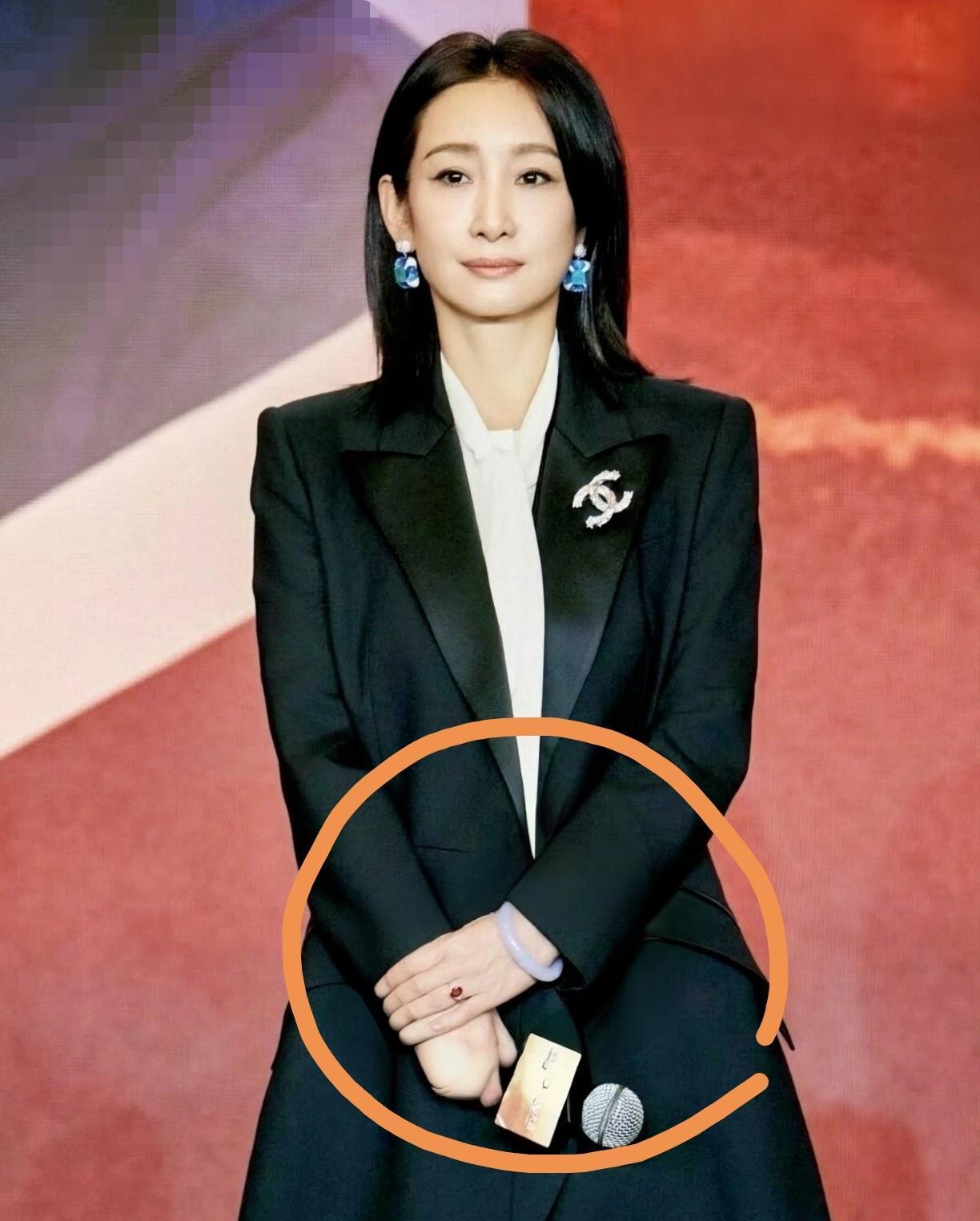 秦海璐把那只价值八位数的帝王绿手镯摘了。换上一抹淡紫罗兰，整个人气场都软了下来