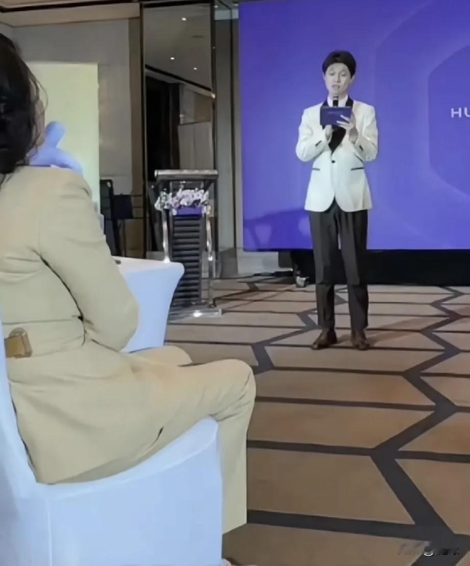 一家子分工明确！汪小菲两口子带孩子广州游玩，张兰也没有闲着。2月5日，她去参