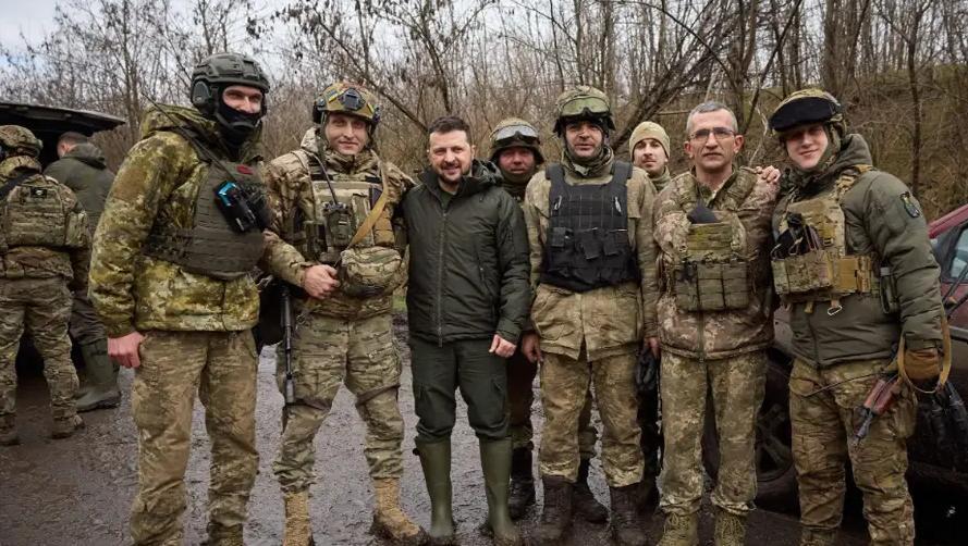 泽连斯基到过红军城（乌称波克罗夫斯克）和库皮杨斯克。这两个城市马上要丢失了。